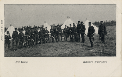 16160 Afbeelding van een groepje militaire wielrijders bij enkele tenten in het Kamp van Zeist te Zeist.